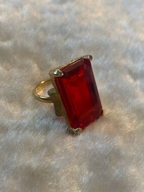 🍀VTG Gold Cocktail Ring with Large Rectangular Red Stone